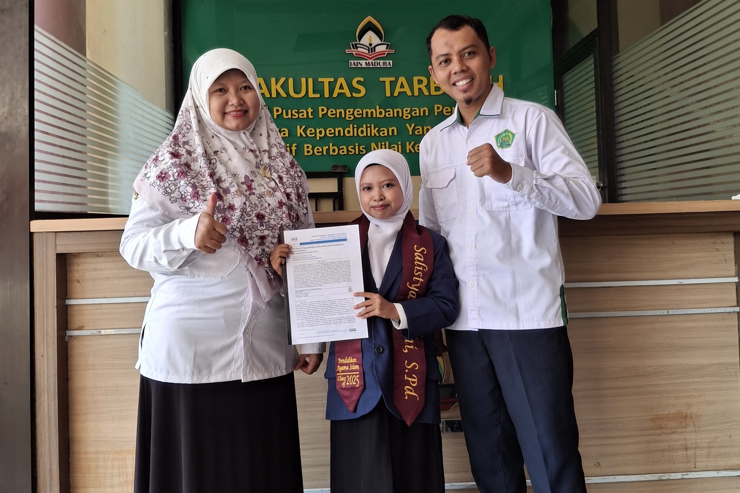 Berjuang Lewat Tulisan: Salistya Irfani Mantapkan Langkah sebagai Sarjana PAI