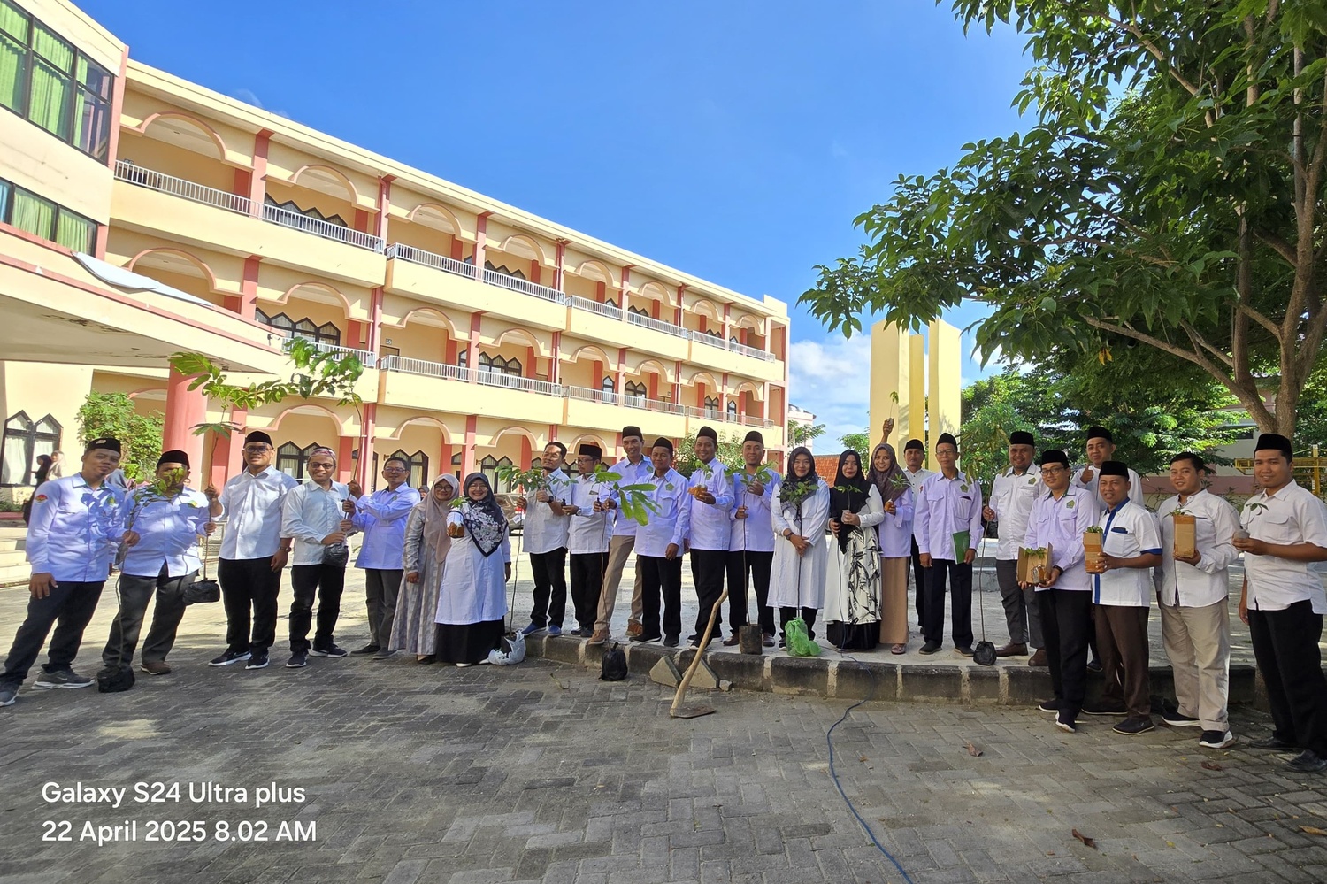 Tanam Bareng, Rawat Bareng: Prodi PAI Ikut Andil Dalam Gerakan Menanam Pohon Matoa di Lingkungan Fakultas Tarbiyah