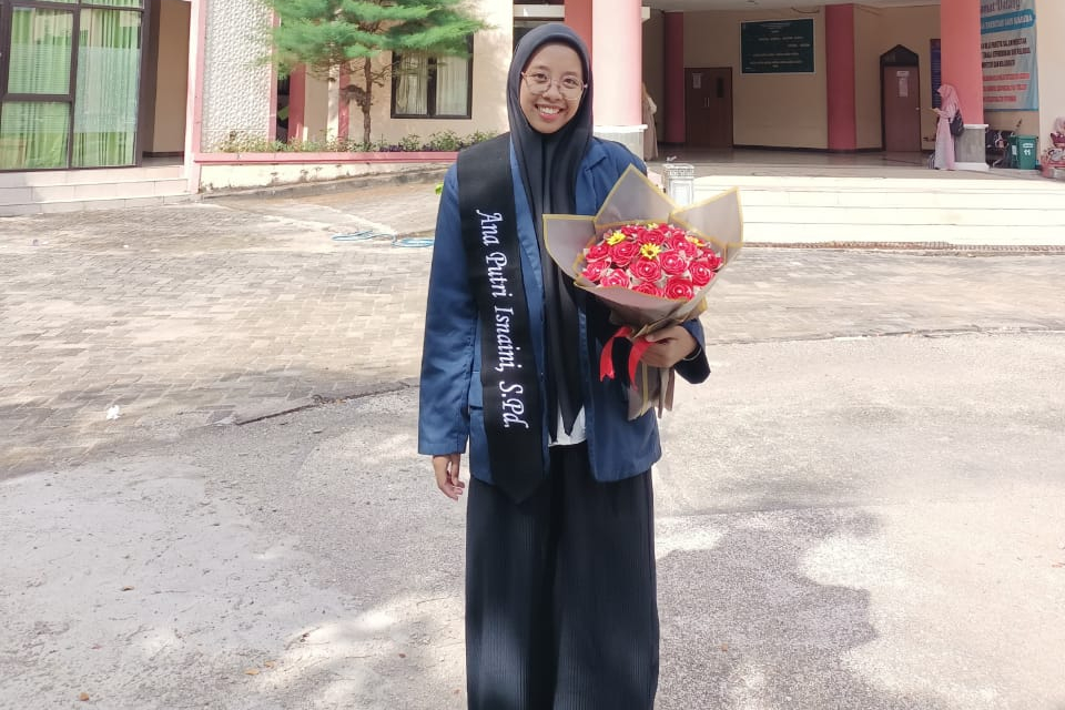 BERANI MELANGKAH: ANA PUTRI ISNAINI BUKTIKAN JALUR NON SKRIPSI BISA BERBUAH PRESTASI