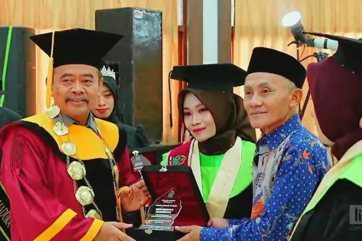Wasilatul Bariroh Raih Predikat Wisudawan Terbaik Prodi PAI pada Wisuda Sarjana ke-42 UIN Madura